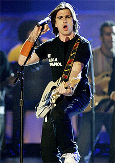 Juanes canta durante la gala su premiada 'Un día normal'.