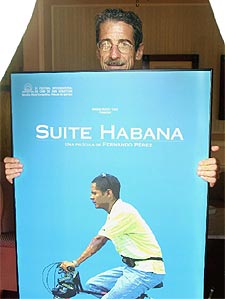 El director cubano Fernando Pérez sostiene el cartel de su película  Suite Habana .