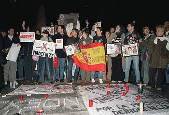 Un grupo miembros de la plataforma  Michael Jackson es inocente , en la concentración que organizaron ayer en Madrid.