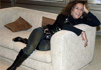 La cantante publica su séptimo álbum, cargado de rumba,  bossa , flamenco, baladas y ritmos cubanos.