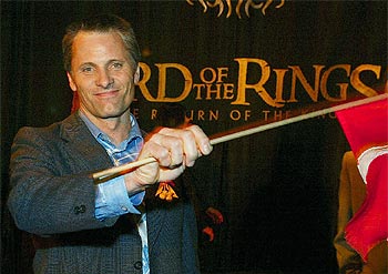 Viggo Mortensen, que interpreta a  Aragorn , a su llegada a la fiesta con la que ha culminado el estreno.
