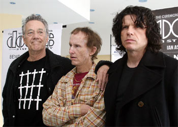 The Doors Of The 21st Century posan para la prensa en Benidorm. De izquierda a derecha: Ray Manzarek, Robby Krieger e Ian Astbury.