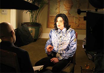 El cantante, junto a Ed Bradley de la CBS, en la primera entrevista concedida desde que fue acusado de pederastia.