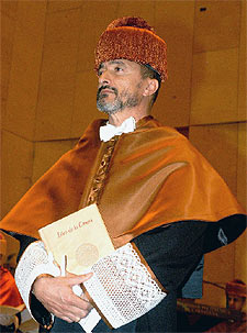 Pérez Reverte, tras ser investido doctor  honoris causa  por la Universidad Politécnica de Cartagena.