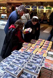 Un padre y sus hijas acuden a la FNAC de Barcelona para comprar el libro  'Harry Potter y la Orden del Fénix'.