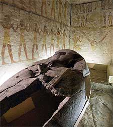 Los arquélogos han tenido que unir 250 fragmentos para reconstruir  in situ  el sarcófago de este faraón.