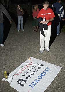 Seguidores del artista, en las afueras del rancho  Neverland , en California.