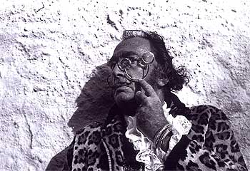  Dalí, jugando con sus nuevas gafas tridimensionales , una imagen tomada en 1973 por Enric Savater.