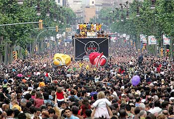 Unas 400.000 personas se sumaron ayer a la  Carnabalona , que convirtió a la Ciudad Condal en Salvador de Bahía.