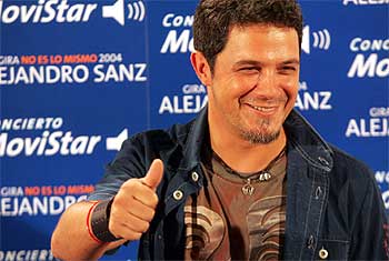 El cantante Alejandro Sanz, durante la presentación  en Madrid de su gira  No es lo mismo 2004 .