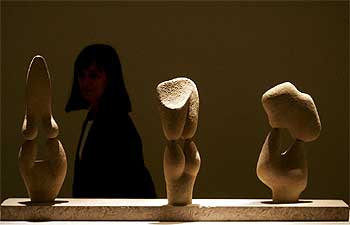  Tres mujeres , de Angel Ferrant, una de las cerca de un centenar de piezas que forman parte de la muestra.