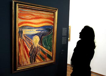 Una visitante observa  El grito , de Edvard Munch, en el museo Albertina de Viena.