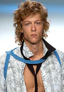 Un modelo muestra una creación de Miró Jeans durante la tercera jornada del desfile de la Pasarela Gaudí.