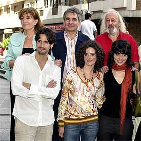 El director y el novelista presentan el rodaje de 'Obabakoak', con Mercedes Sampietro, Juan Diego Botto, Pilar López de Ayala y Bárbara Lenni.
