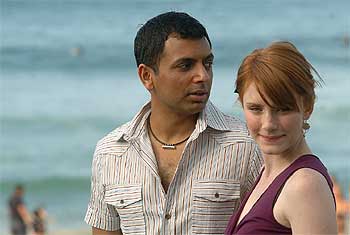 El director y la actriz Brice Dallas Howard posan momentos antes de presentar su última película,  El Bosque .