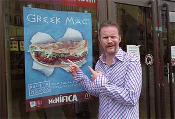 Morgan Spurlock, autor del documental  Super Size Me , posa junto a un McDonald's en Donosti.