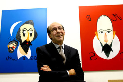 Francisco Rico posa ante las ilustraciones de Eduardo Arroyo para la nueva edición de  El Quijote. 