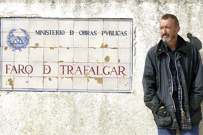 El escritor posa a la entrada del faro de Trafalgar durante la presentación de su libro  Cabo Trafalgar .