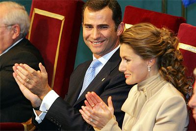 Los principes de Asturias, don Felipe y doña Letizia, aplauden durante la ceremonia de la entrega de los Premios.