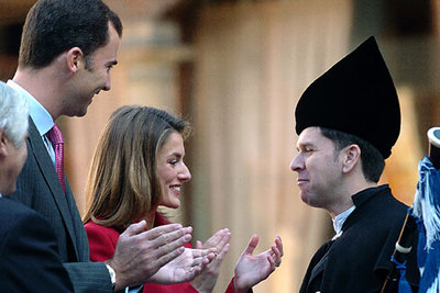 Don Felipe y Doña Letizia bromean con José Manuel Fernández  Guti , autor de la  Marcha de mayo , que se interpretó en su boda.