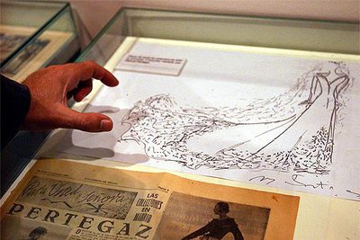 La muestra, titulada  La Magia de Pertegaz , se ha inaugurado hoy en el Palau Robert de la capital catalana.