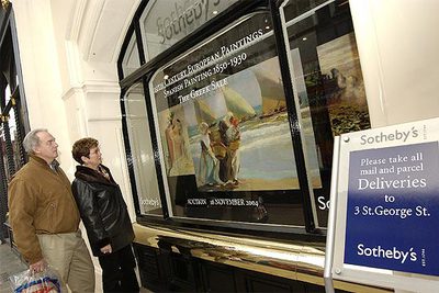 Entrada de Sotheby's, donde se anunciaba hoy la subasta con un cartel de la obra de Sorolla  Las tres velas .