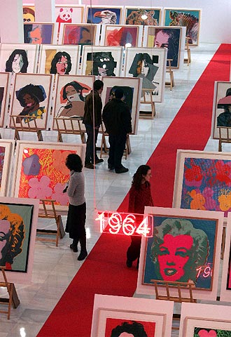 Vista de la muestra  Andy Warhol. El ojo mecánico , la primera retrospectiva de Warhol en Madrid en 17 años.
