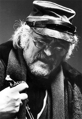 Agustín González, caracterizado como Latino de Hispalis durante un ensayo de  Luces de Bohemia  en 1970.