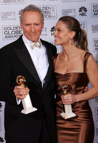 Clint Eastwood se ha convertido en uno de los grandes realizadores de Hollywood: anoche obtuvo el  globo de oro  al mejor director por  Million Dollar Baby  y su protagonista, Hillary Swank, el premio a la mejor actriz dramática.