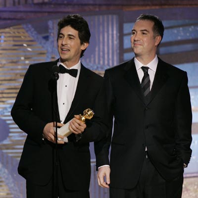 El director Alexander Payne (izquierda) y Jim Taylor recogen el premio al mejor guión para  Sideways,  que también logró el galardón a la mejor comedia.