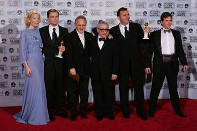 Cate Blanchett, Leonardo DiCaprio, el productor Michael Mann, el director Martin Scorsese, el productor Graham King y el actor Adam Scott posan con el premio a la mejor película del año por  El aviador. 