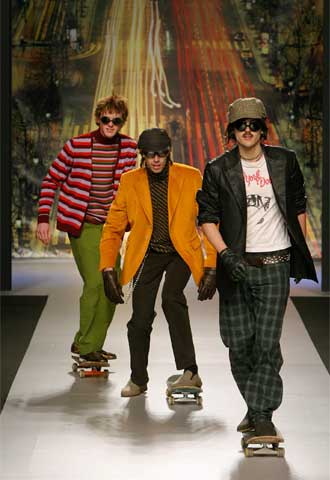 Antonio Miró ha hecho una presentación colorista y divertida de su nueva colección. En la imagen, tres modelos desfilan por la pasarela de Gaudí en monopatín.