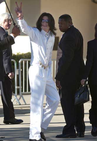 El cantante, a su llegada al tribunal de Santa María rodeado de un nutrido grupo de guardaespaldas.