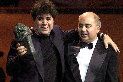 Los hermanos Almodóvar recogen el 30 de enero de 2000 el Goya a la mejor película por  Todo sobre mi madre .