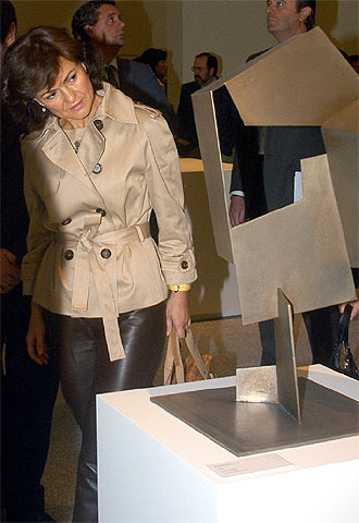 La ministra de Cultura, Carmen Calvo, contempla una de las obras en la exposición  Oteiza: mito y modernidad .