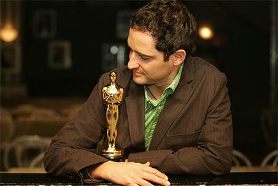El cantante uruguayo posa con su estatuilla durante la rueda de prensa en la sala Galileo Galilei.