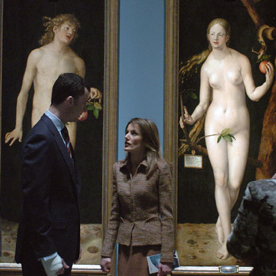 Los príncipes, ante el cuadro  Adán y Eva .