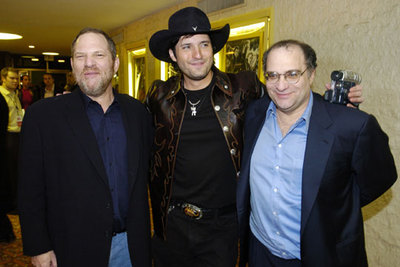 Harvey (izquierda) y Bob Weinstein (derecha) posan junto al director Robert Rodríguez en el estreno de  Sin city,  el pasado lunes en Hollywood.