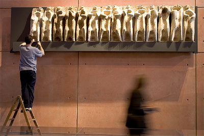 Un operario coloca el  Friso de los apóstoles  para la muestra  Oteiza 1908-2003 , que se abre mañana, con el segundo aniversario de la muerte del artista guipuzcoano.