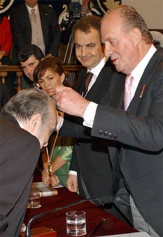 El Rey impone a Ferlosio la medalla acreditativa de ser ganador del Premio Cervantes en presencia del presidente del Gobierno y la ministra de Cultura.