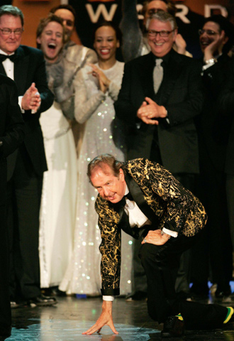 Eric Idle, miembro de Mont Phyton y autor de  Spamalot,  celebra el Tony al mejor musical del año.