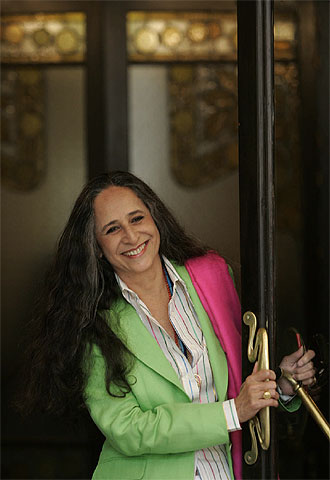 La reina de la  bossanova  ofrecerá mañana en Barcelona un recital en homenaje a Vinicius de Moraes.