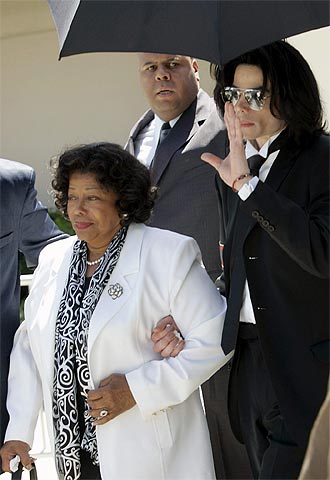 El cantante y su madre, Katherine, a la salida de la corte del tribunal.