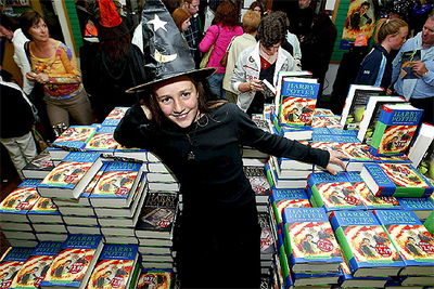 Una niña irlandesa, caracterizada como uno de los personajes, posa entre ejemplares del libro en Galway.