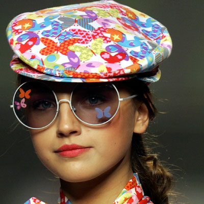 Una modelo luce un colorista diseño de Agatha Ruiz de la Prada adornada con mariposas estampadas.