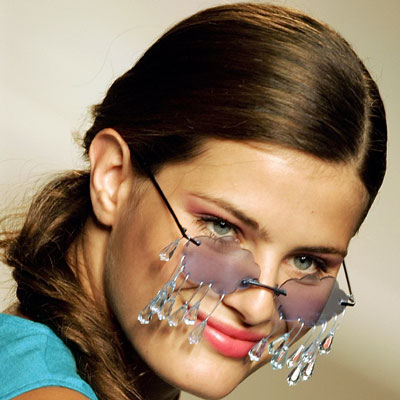 La diseñadora Agatha Ruiz de la Prada ha presentado estas atrevidas gafas dentro de la colección que ha exhibido hoy en Pasarela Cibeles.