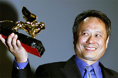 El realizador Ang Lee alza con orgullo su galardón durante la gala de entrega de premios de la Mostra de Venecia.