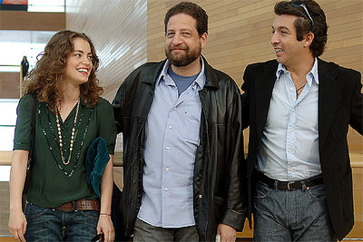 El director de  El aura , Fabián Bielinsky, y los actores Ricardo Darín y Dolores Fonzi posan para la prensa.