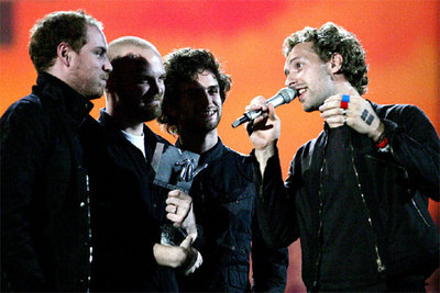 El vocalista de Coldplay, Chris Martin, celebra con el grupo el Premio a la mejor canción por el tema  Speed of Sound .