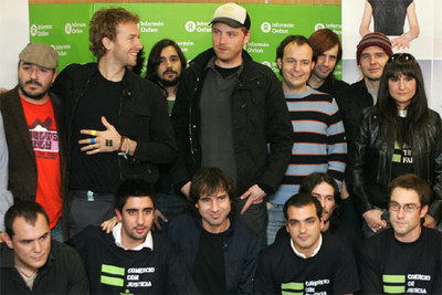 Chris Martin, con la mano en el pecho, y el resto de miembros de Coldplay posan junto con otros artistas durante la presentación de la campaña 'Comercio con Justicia'.